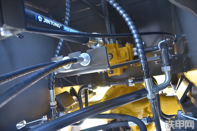 山东临工L933装载机局部