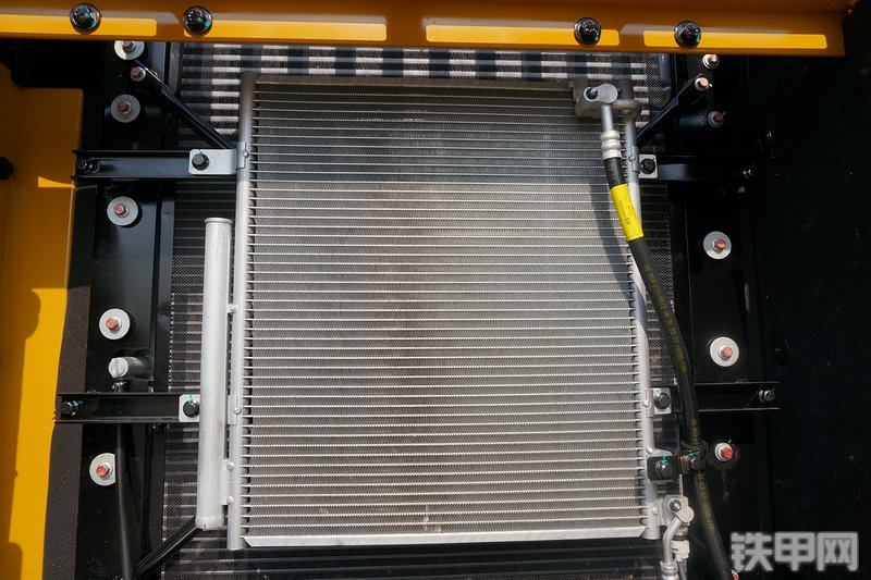 山东临工E6225F挖掘机局部