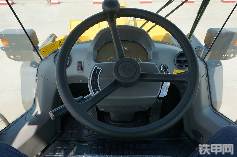 山东临工L955F装载机局部