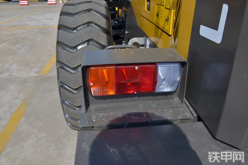 山东临工L933装载机局部