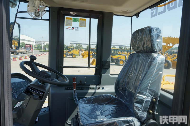 山东临工L953装载机局部