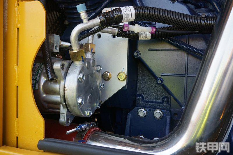 山东临工L953装载机局部