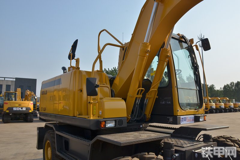 山东临工E7150F挖掘机整机外观