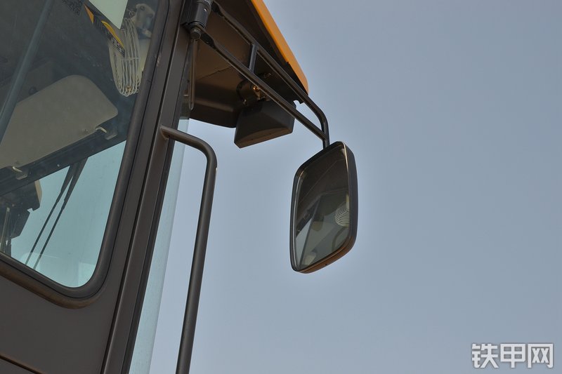 山东临工L933装载机局部