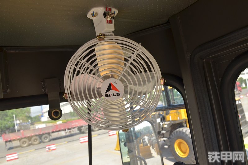 山东临工L933装载机局部