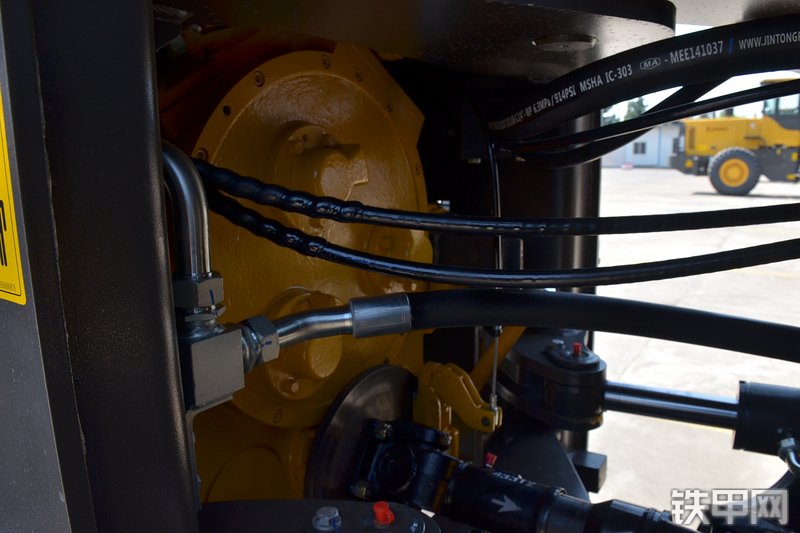 山东临工L933装载机局部