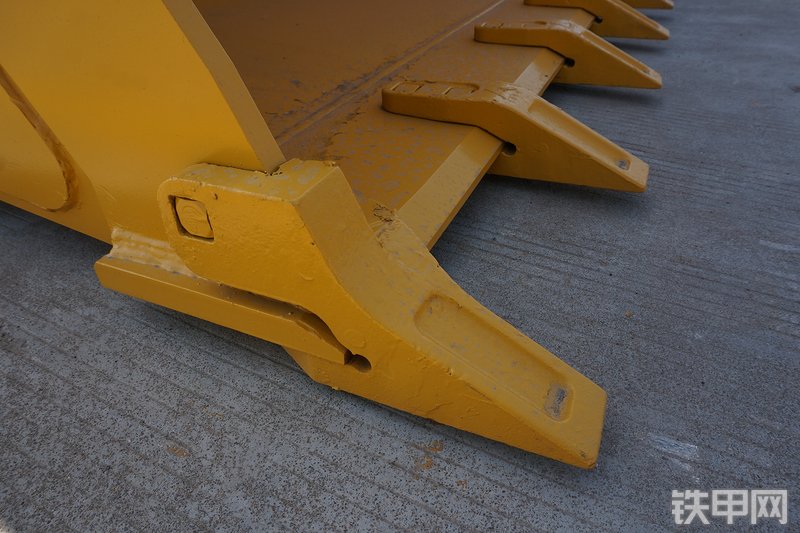 山东临工L955F装载机局部