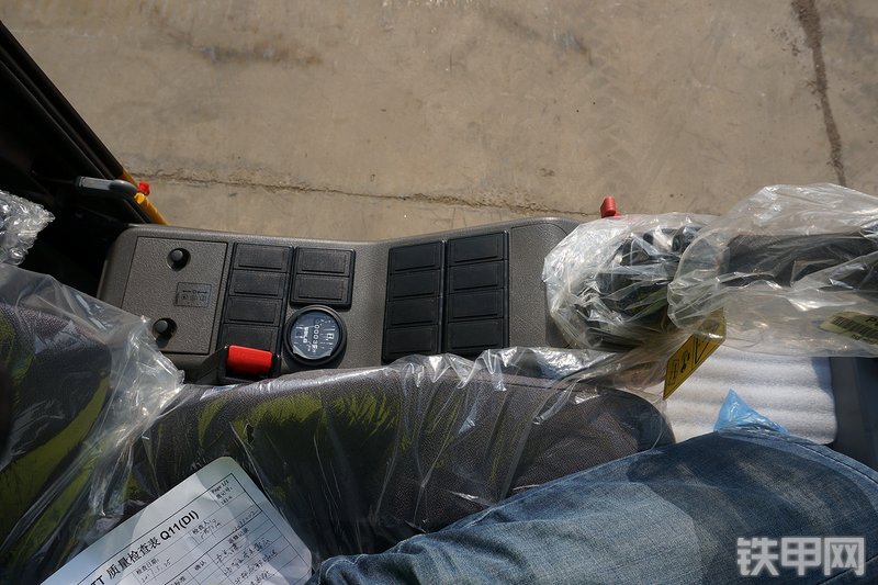 山东临工E6225F挖掘机局部