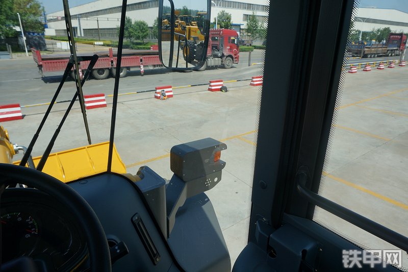 山东临工L953装载机局部