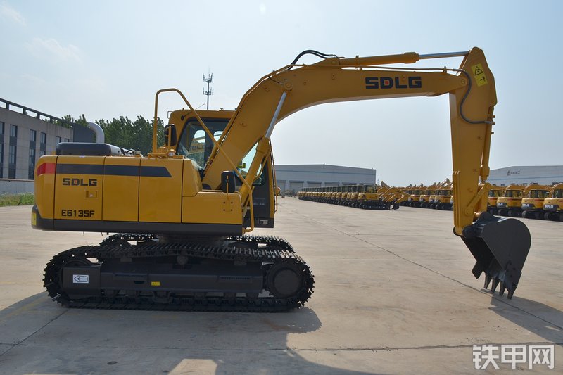 山东临工E6135F挖掘机整机外观