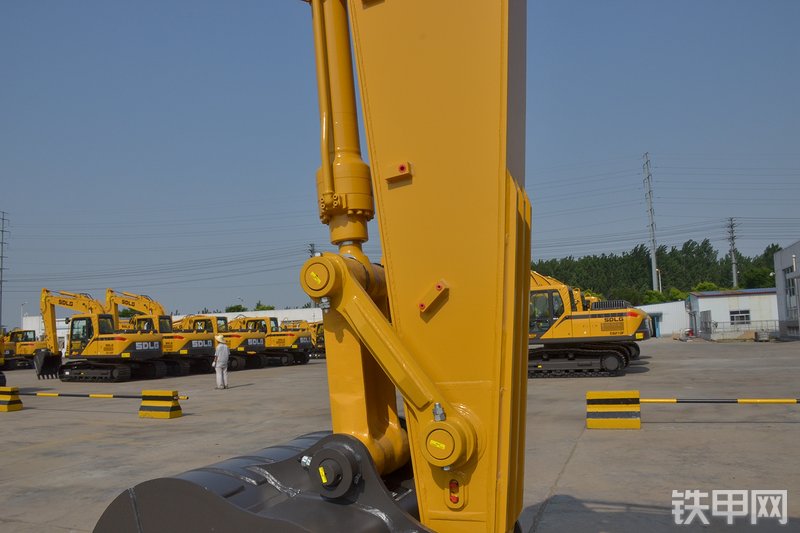 山东临工E6135F挖掘机局部