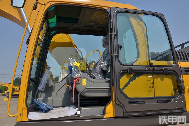 山东临工E6210F挖掘机局部