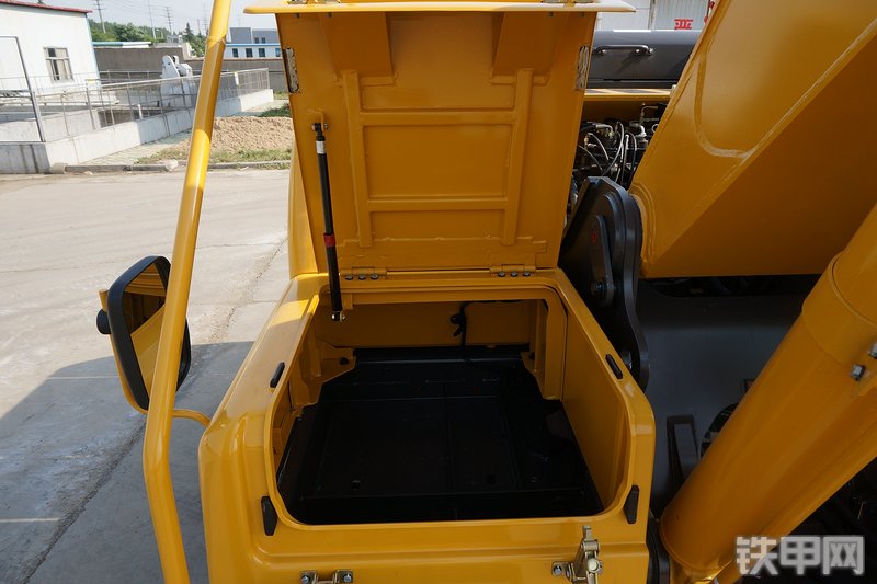 山东临工E6225F挖掘机局部