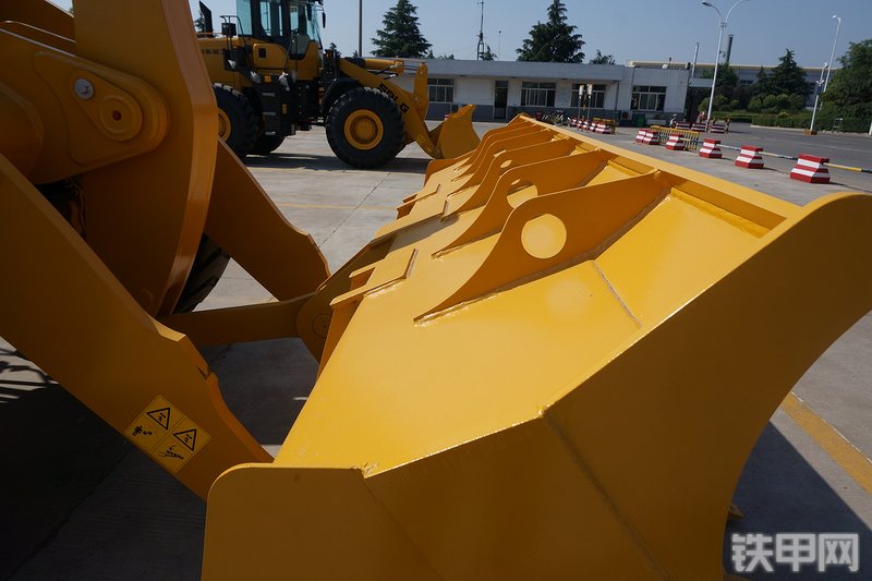 山东临工L955F装载机局部
