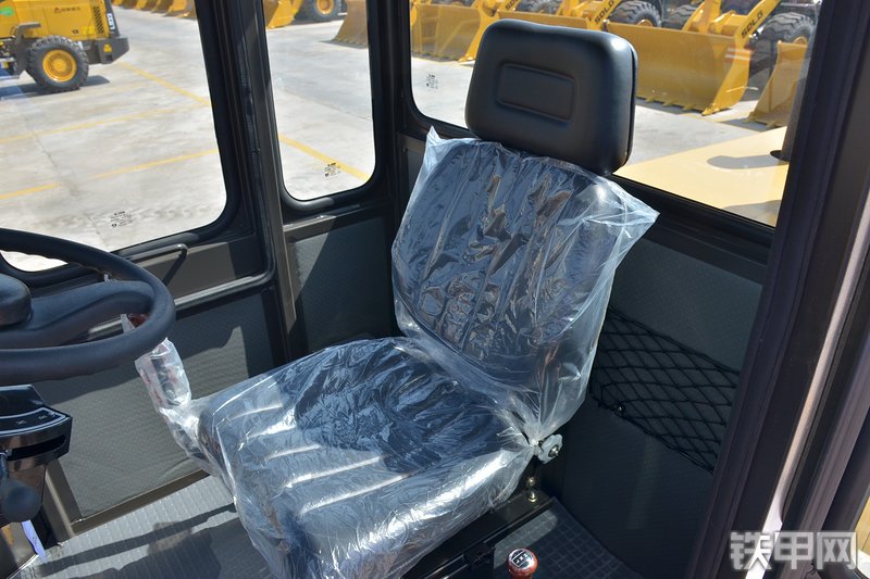 山东临工L933装载机局部