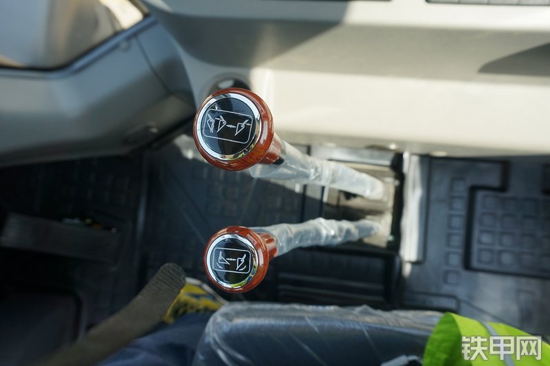 山东临工L955F装载机局部