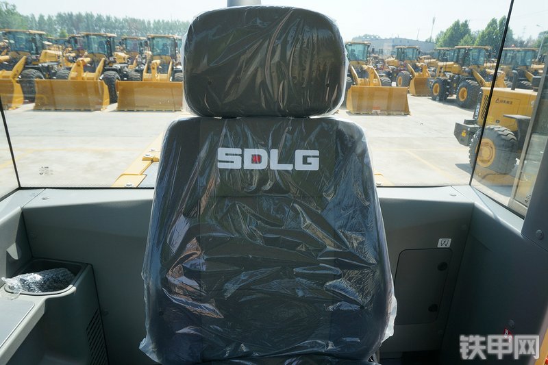 山东临工L955F装载机局部