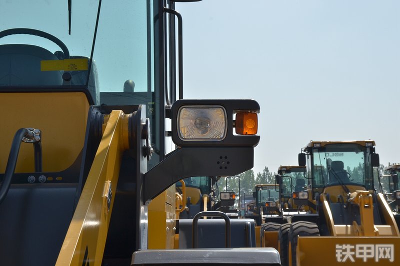 山东临工L933装载机局部