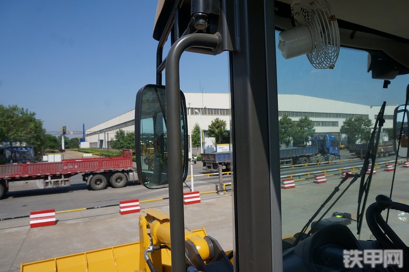 山东临工L955F装载机局部