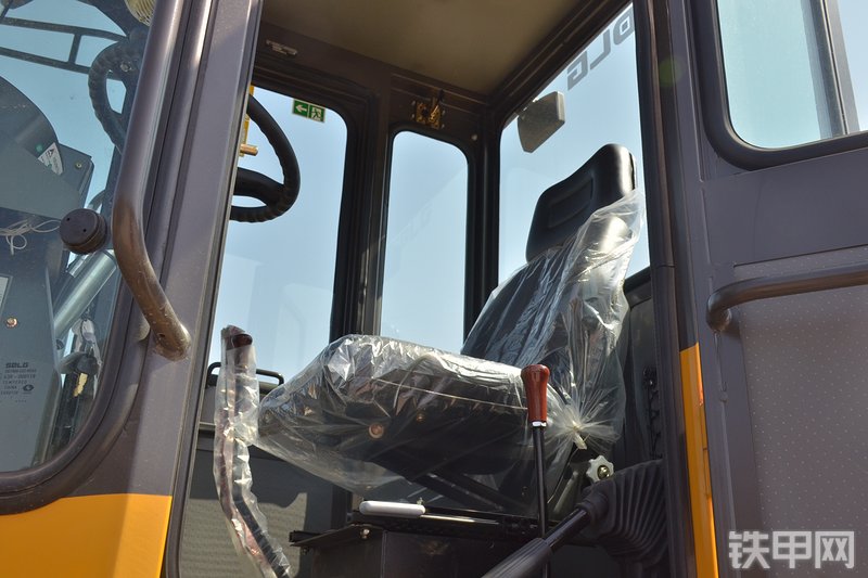 山东临工L933装载机局部