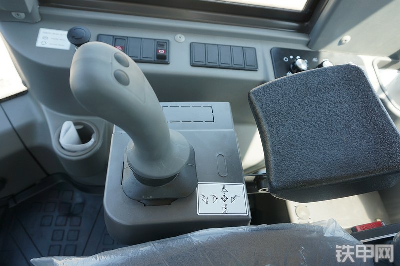 山东临工L958F装载机局部