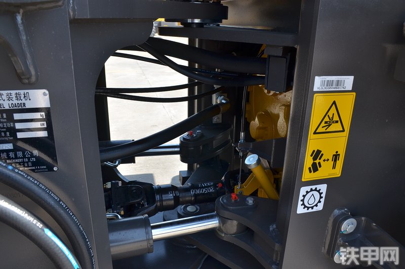 山东临工L933装载机局部