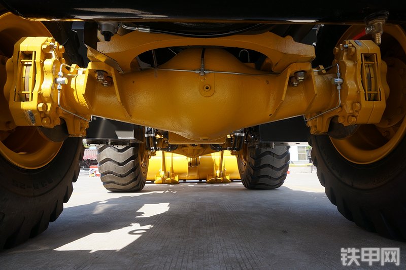 山东临工L955F装载机局部