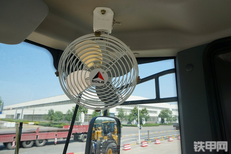 山东临工L953装载机局部