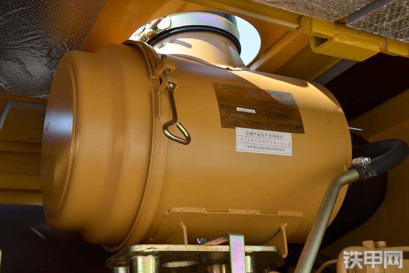 山东临工L933装载机局部