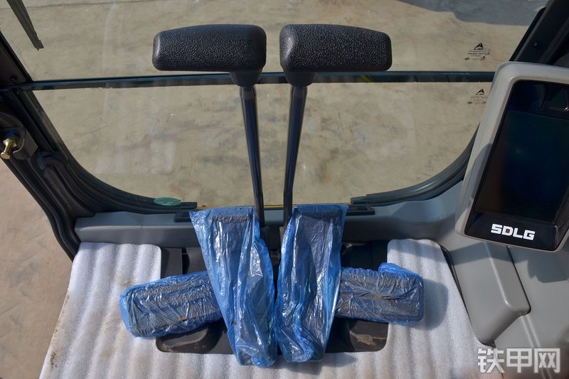 山东临工E6135F挖掘机局部