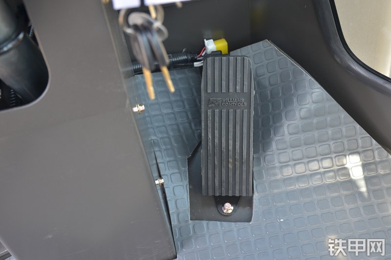 山东临工L933装载机局部