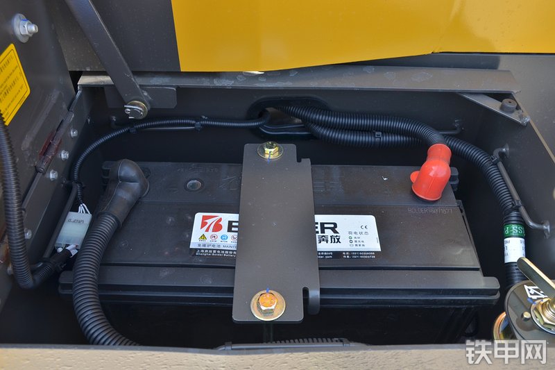 山东临工L933装载机局部