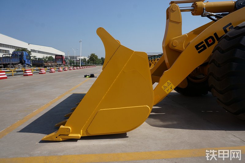 山东临工L955F装载机局部