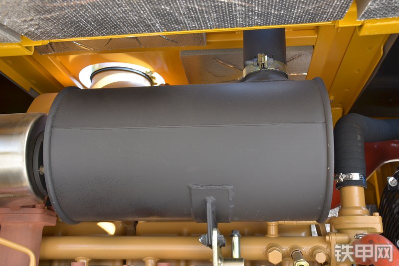 山东临工L933装载机局部