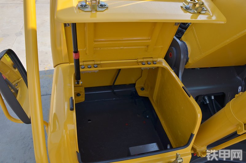 山东临工E6135F挖掘机局部