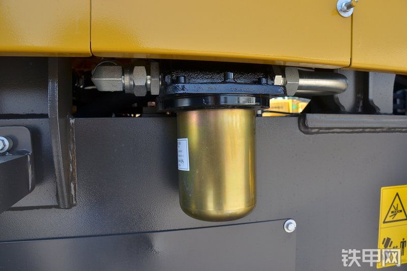 山东临工L933装载机局部