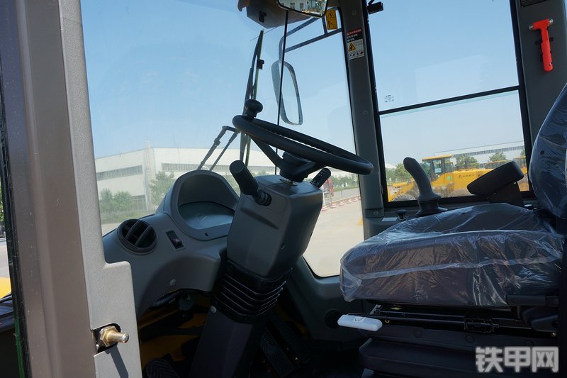 山东临工L958F装载机局部