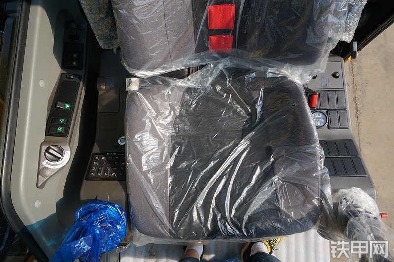 山东临工E6225F挖掘机局部