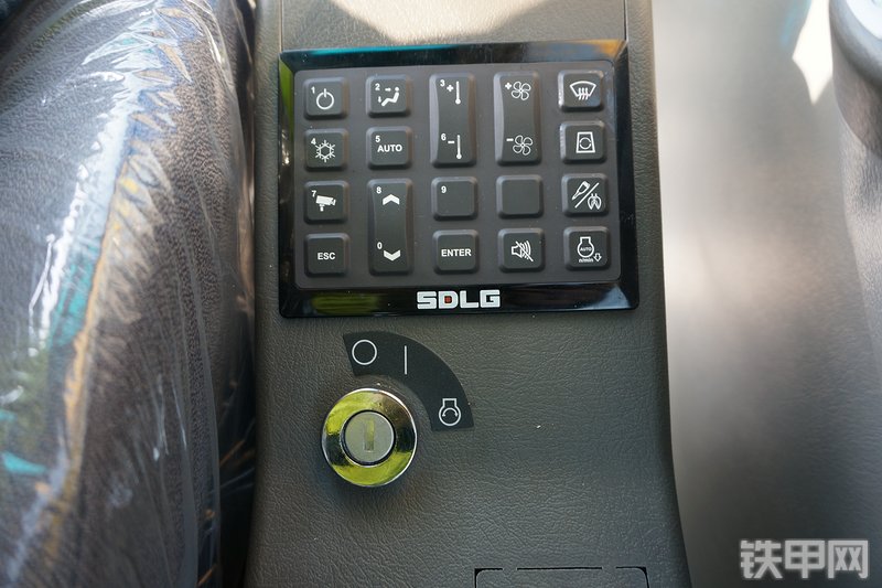 山东临工E6225F挖掘机局部