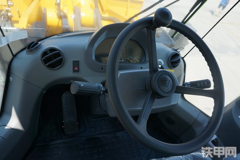 山东临工L958F装载机局部