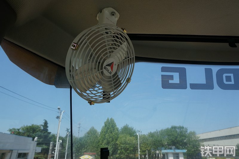 山东临工L958F装载机局部