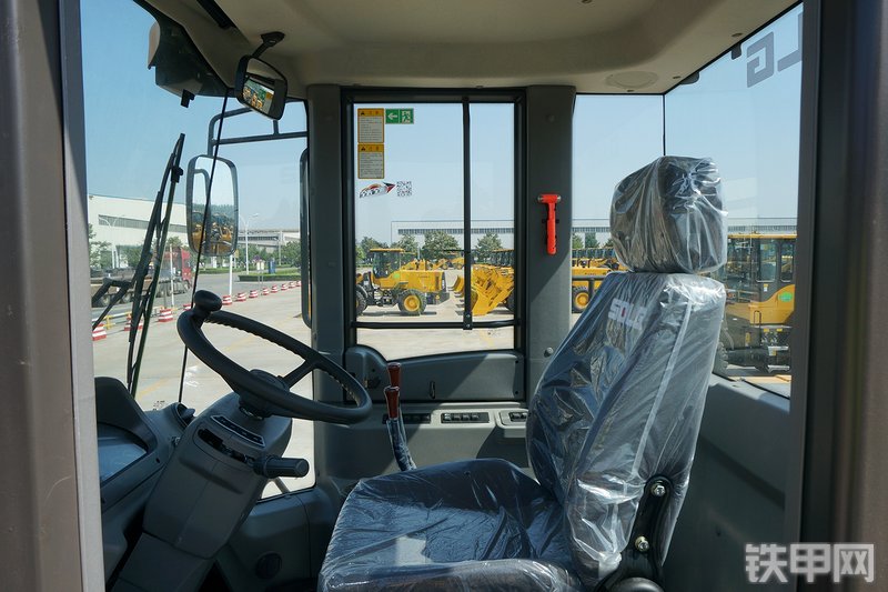 山东临工L955F装载机局部