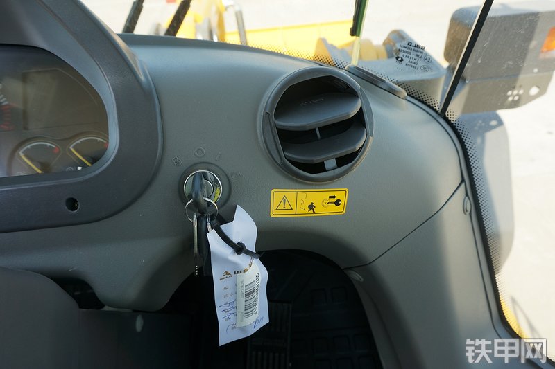 山东临工L955F装载机局部