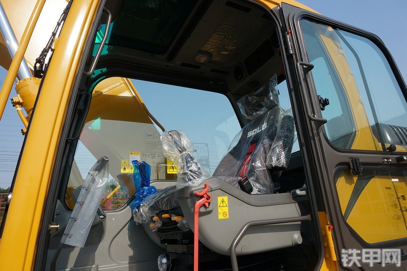 山东临工E6225F挖掘机局部