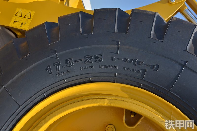 山东临工L933装载机局部