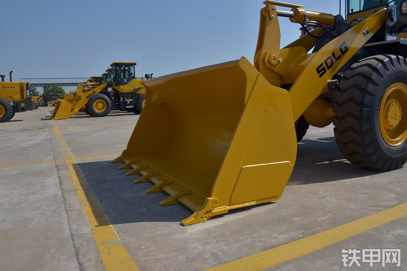 山东临工L933装载机局部