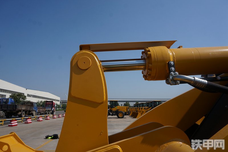 山东临工L955F装载机局部