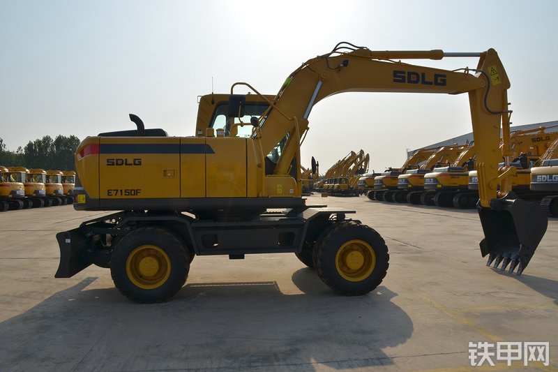 山东临工E7150F挖掘机整机外观