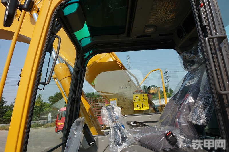 山东临工E6225F挖掘机局部