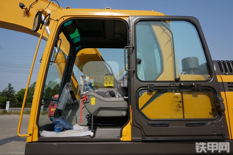 山东临工E6225F挖掘机局部